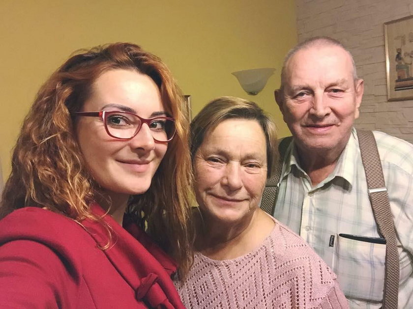 Iwona Cichosz z babcią i dziadkiem
