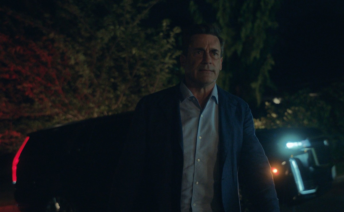 Jon Hamm w ósmym odcinku serialu "Znajomi i sąsiedzi"