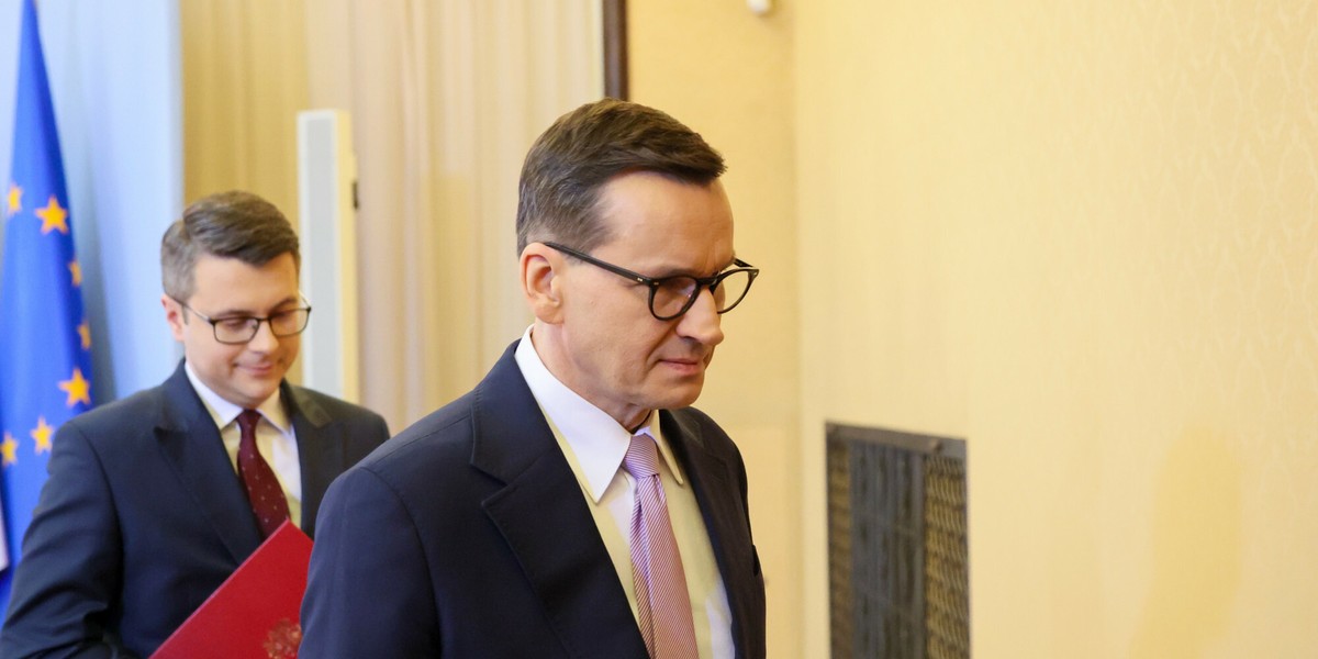 Premier Mateusz Morawiecki (z przodu) i rzecznik rządu Piotr Müller