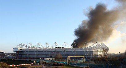 Kłęby czarnego dymu nad stadionem. Mecz został odwołany! Co się stało? [WIDEO]