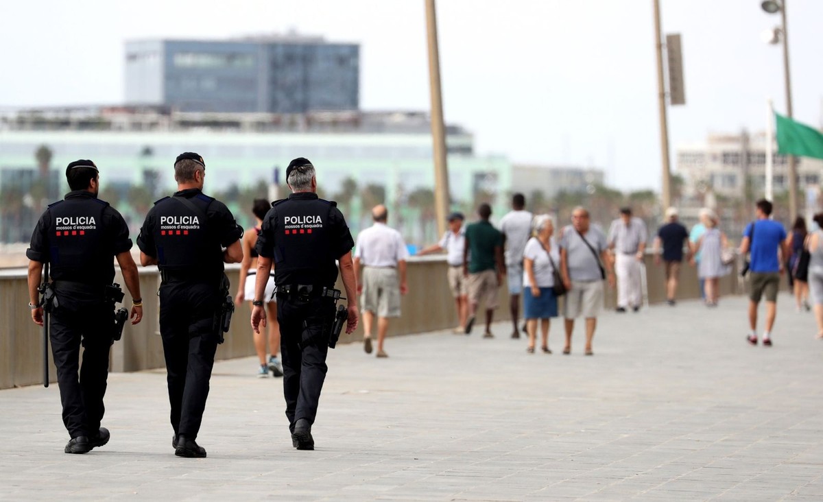 Hiszpańska policja na ulicach Barcelony