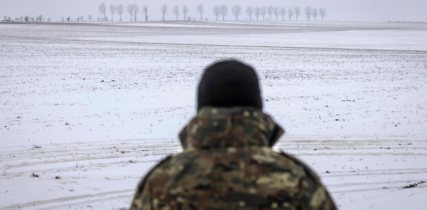 Młody żołnierz z raną postrzałową głowy znaleziony przy granicy polsko-białoruskiej