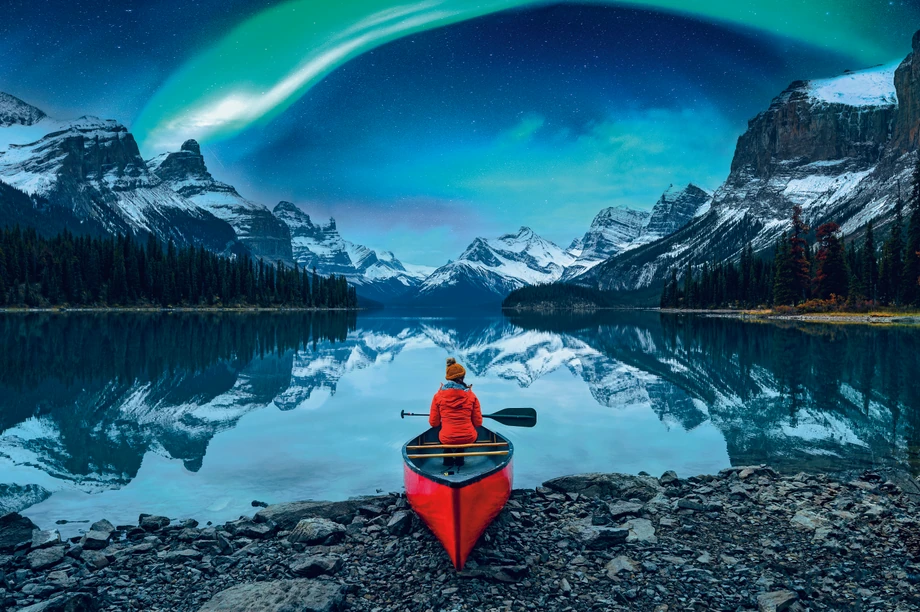 Po jeziorze Maligne na Spirit Island w kanadyjskim Jasper National Park można popływać łodzią. Widoki są niesamowite.