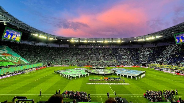 Tak się prezentowała Tarczyński Arena przy okazji zeszłorocznego finału piłkarskiej Ligi Konferencji pomiędzy Chelsea Londyn a Realem Betis Sewilla. 