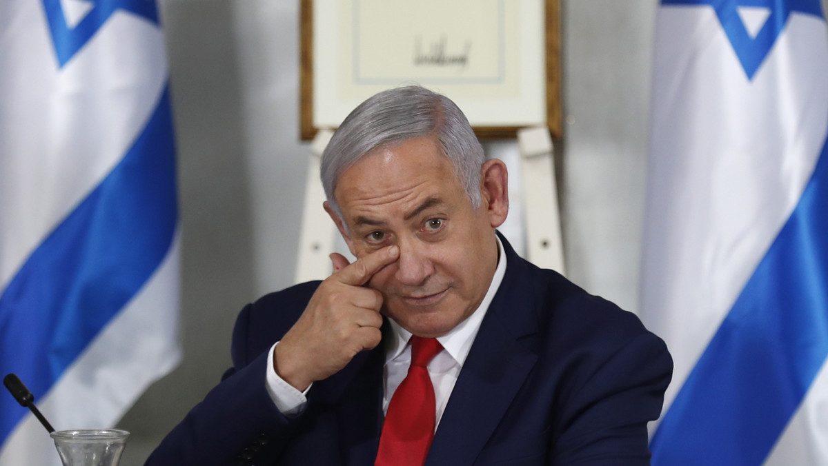 Jeśli Iran przekroczy limity zapasów uranu ustalone w porozumieniu nuklearnym, to światowe mocarstwa powinny przywrócić sankcje na to państwo - oświadczył premier Izraela Benjamin Netanjahu.