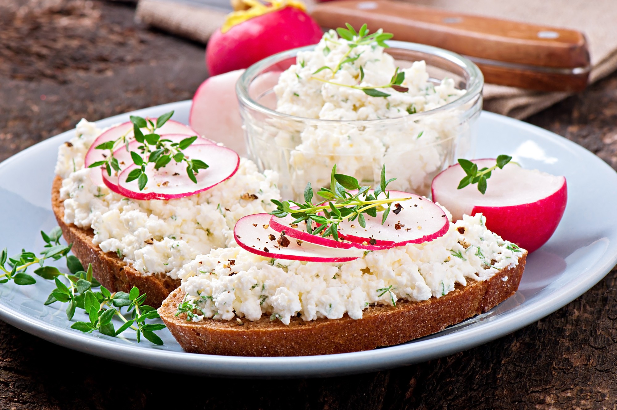 Cottage cheese s celozrnným chlebom je bohatý na bielkoviny a vlákninu, vďaka čomu zasýti na dlhší čas.