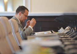 Radosław Sikorski daje zarobić Aleksandrowi Łukaszence