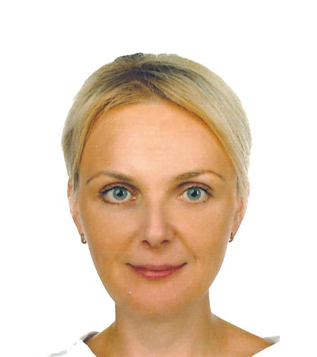 <strong>16. Monika Miller-Młyńska</strong>
<br></br>
sędzia Sądu Okręgowego w Szczecinie 
<br></br>
Tysiące emerytek z rocznika 1953 wiele jej zawdzięcza. Była bowiem przewodniczącą składu orzekającego, który przedstawił Trybunałowi Konstytucyjnemu pytanie prawne kluczowe z perspektywy tych kobiet, które zdecydowały się skorzystać  z prawa do wcześniejszej emerytury. W jego rezultacie TK orzekł, że regulacja prawna dopuszczająca  zmniejszanie podstawy ich świadczenia jest niezgodna z konstytucją. 
<br></br>
Wyrok ten umożliwił wielu kobietom przeliczenie emerytur według korzystniejszych zasad. Zmobilizował też Senat i rząd do przygotowania projektów ustaw w tej sprawie. Mają one zagwarantować możliwość złożenia wniosków o ponowne przeliczenie świadczenia tym emerytkom, które z powodu upływu terminu nie mogły tego zrobić na podstawie obowiązujących przepisów procedury administracyjnej.  
<br></br>
PS