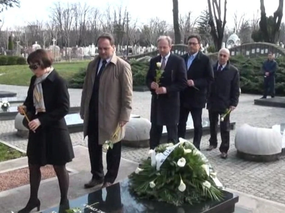 Članovi vlade Zorana Đinđića polažu vence na njegov grob u Aleji zaslužnih građana na Novom groblju u Beogradu