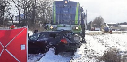 Co za tragedia! Kierowca wjechał pod lokomotywę. Nie miał szans... Zdjęcia z wypadku są porażające