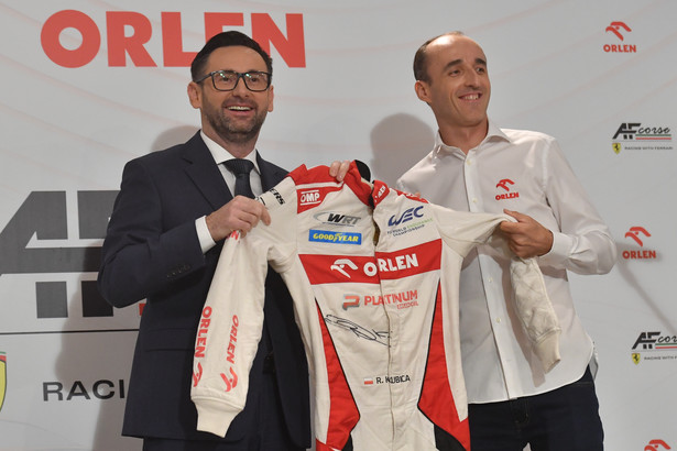 Prezes koncernu PKN Orlen Daniel Obajtek (L) i kierowca ORLEN Team WRT Robert Kubica (P) podczas briefingu prasowego zorganizowanego w atrium siedziby ORLEN w Warszawie