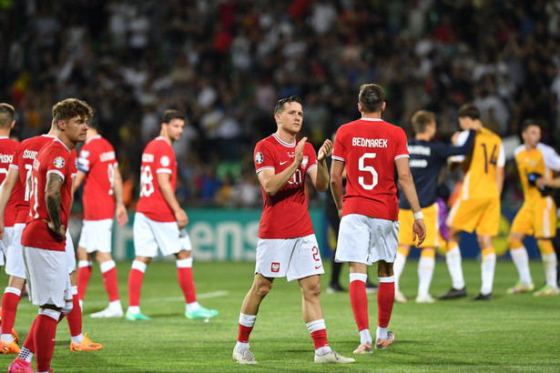 Zawodnicy piłkarskiej reprezentacji Polski po przegranym meczu