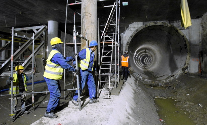 Średnia prędkość, z jaką wiercone były tunele biegnące pod wisłą wyniosła 24 metry na dobę.