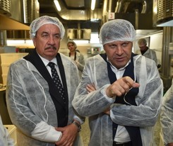 Wyjazdowe posiedzenie rządu. Wicepremier Piechociński zwiedził fabrykę 'U Jędrusia'