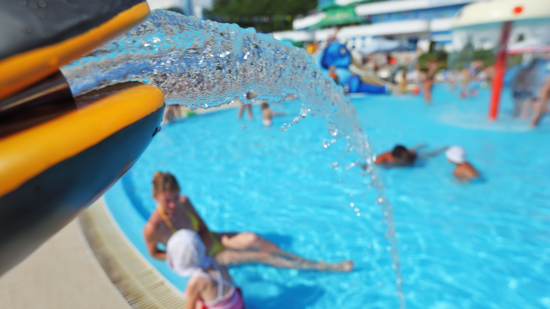 Naegleria fowleri, améba známa ako slzovnička zhubná, žije po celom svete v pôde, teplých a sladkovodných vodách ako jazerá, rieky, horúce pramene. Vyskytnúť sa môže aj na kúpaliskách, ak sú nedostatočne chlórované - naše kúpaliská však vodu pravidelne menia a o vodu sa starajú
