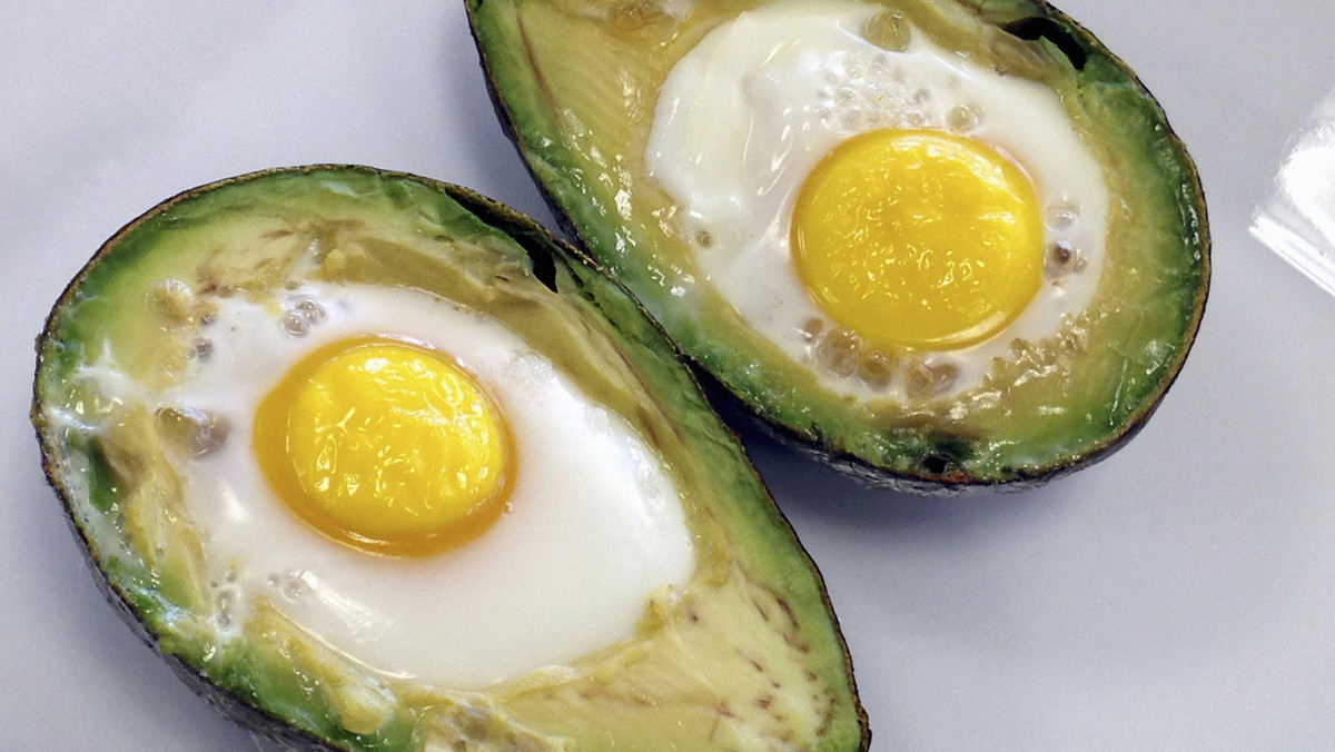 Jeśli macie ochotę na zdrowe i oryginalne śniadanie, to warto wypróbować ten przepis. Nie potrzebujecie dużo czasu, żeby samodzielnie zrobić jajka zapiekane w awokado.