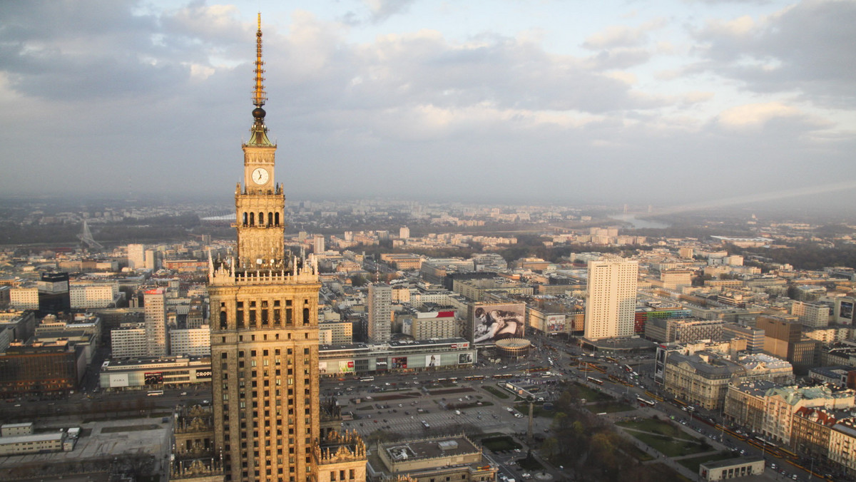 Wiceszef MON Bartosz Kownacki pytany dziś w Radiu Zet, czy wojsko poradziłoby sobie z wysadzeniem w powietrze Pałacu Kultury, odpowiedział, że mogłoby podjąć się tego zadania. Zburzenie pałacu byłoby fajnym prezentem na 100-lecie niepodległości - dodał.