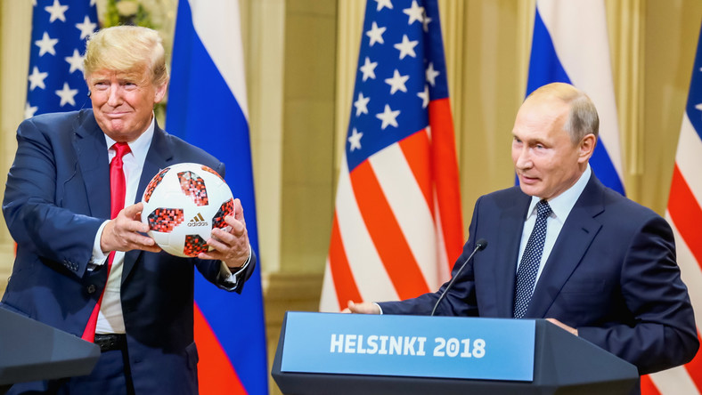 Prezydent Rosji Władimir Putin na konferencji prasowej podczas szczytu w Helsinkach przekazał prezydentowi USA Donaldowi Trumpowi piłkę z finałowego meczu piłkarskich mistrzostw świata Francja - Chorwacja (4:2). Trójkolorowi po raz drugi w historii sięgnęli po trofeum.