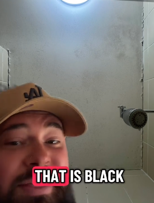 Zostal znechutený po tom čo videl hotelovú izbu.