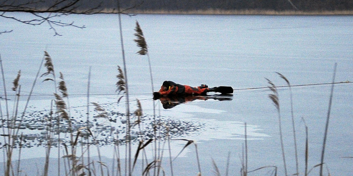 Szedł po jeziorze, gdy doszło do tragedii. Świadkowie byli bezsilni