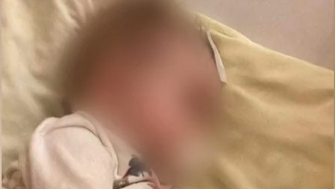 Horror Ócsán: patkány harapdált véresre egy alvó kisbabát – videó