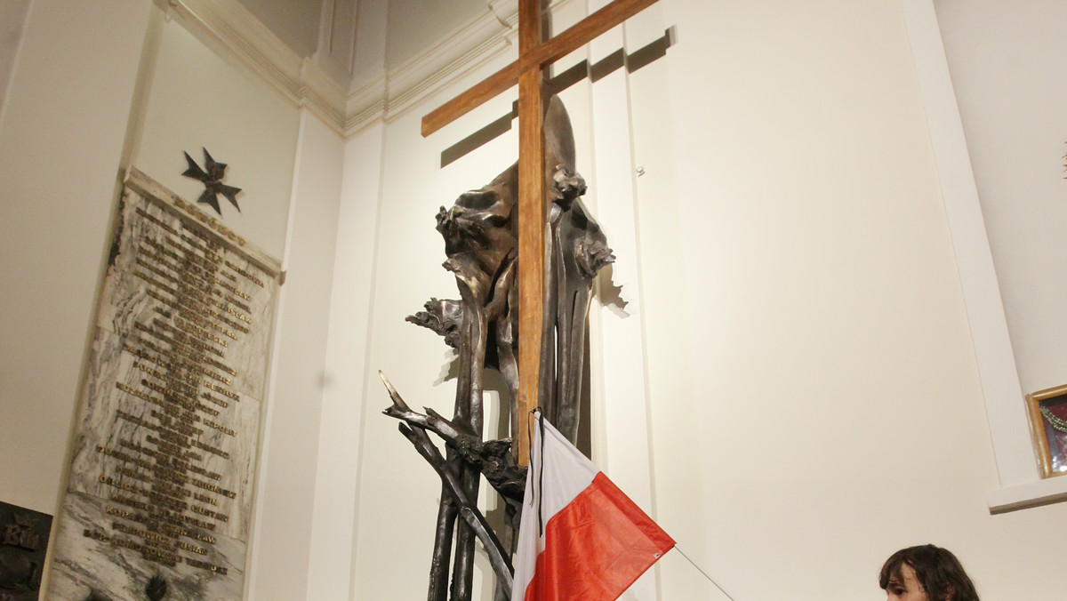W warszawskim kościele akademickim św. Anny w niedzielę wieczorem odsłonięto pomnik ku czci tych, którzy zginęli w katastrofie lotniczej pod Smoleńskiem.