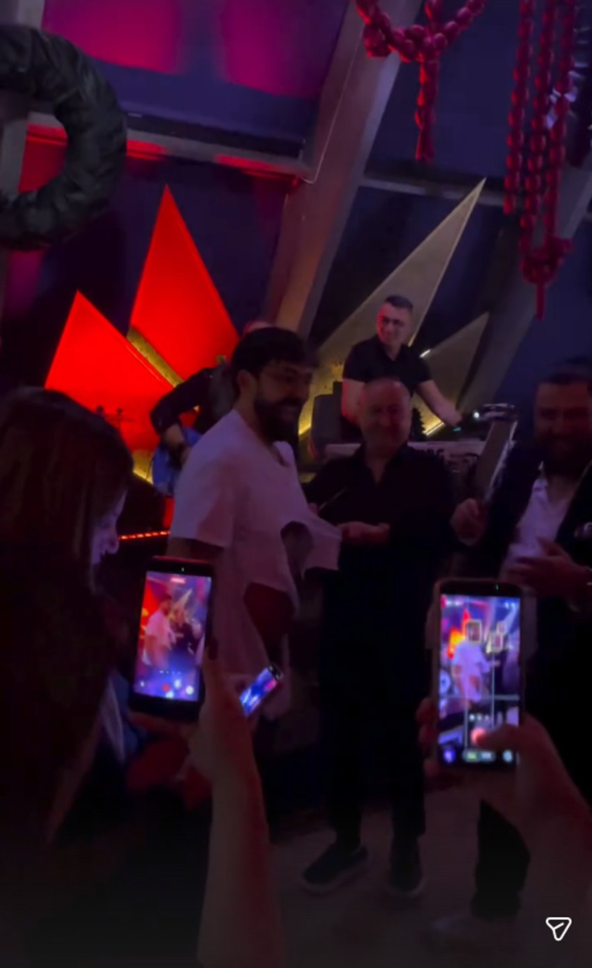 Ognjenu Amidžiću cepaju majicu