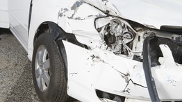 Meghalt egy Tesla tulajdonosa, amikor önvezető autója egy parkoló kocsiba csapódott - Videó