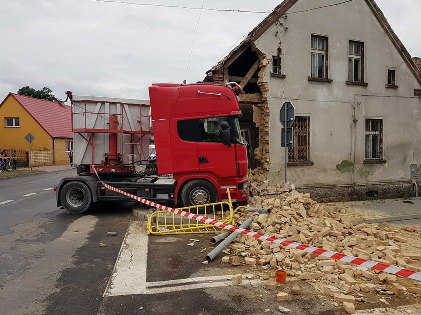 Ciężarówka wjechała w budynek. Zawiniła pszczoła