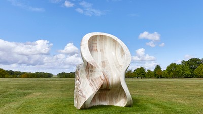 Eight Eight (2004), Anish Kapoor, irański onyks, 281 x 195 x 146 cm