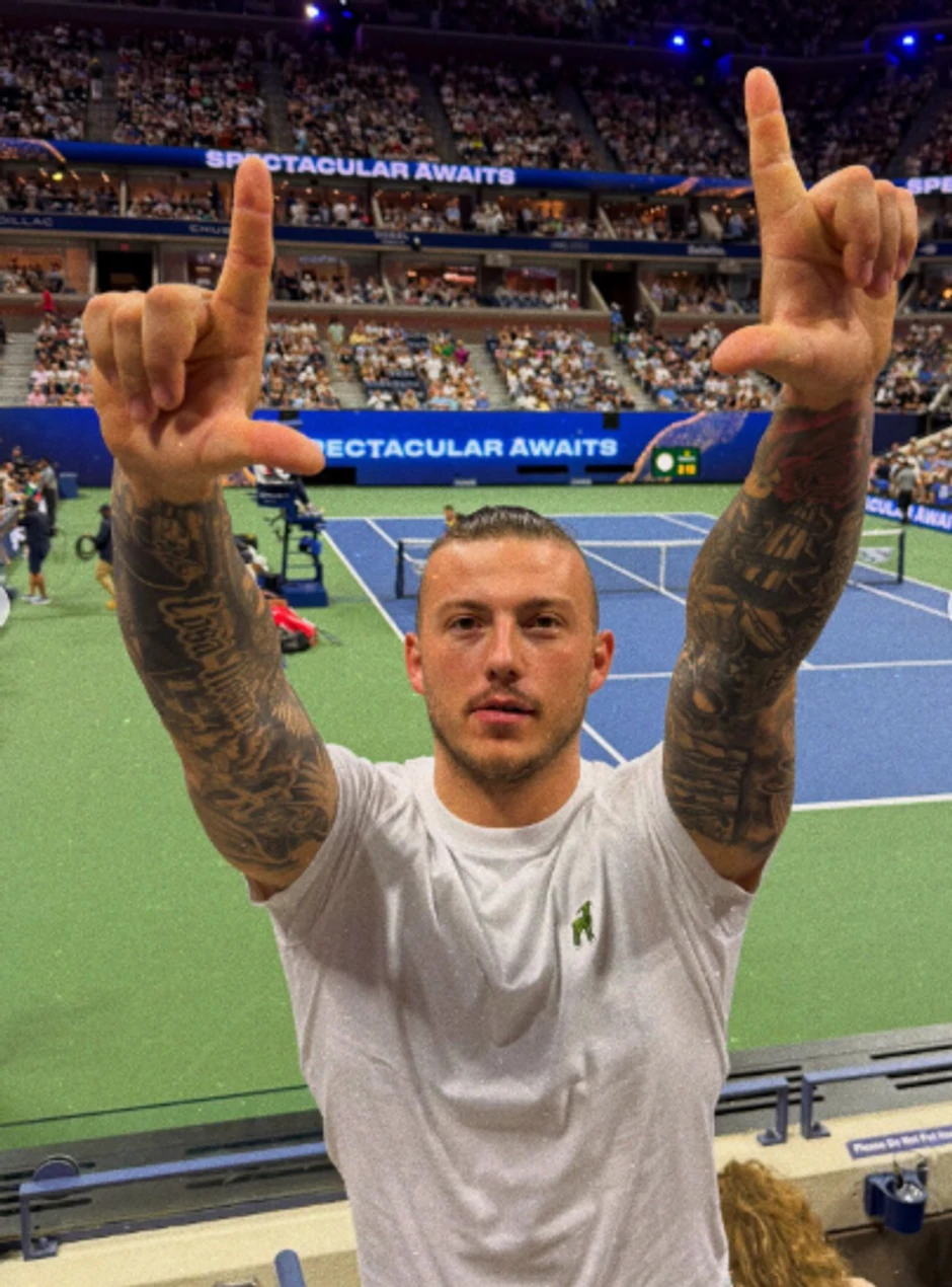 Dalila sa dečkom na meču Novaka Đokovića