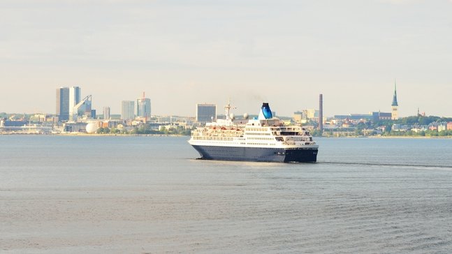 Talin, Estonia. Widok na miasto i port od strony morza (zdjęcie ilustracyjne)