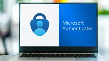 Microsoft Authenticator. Jak korzystać z uwierzytelniania dwuskładnikowego i menedżera haseł? Poradnik