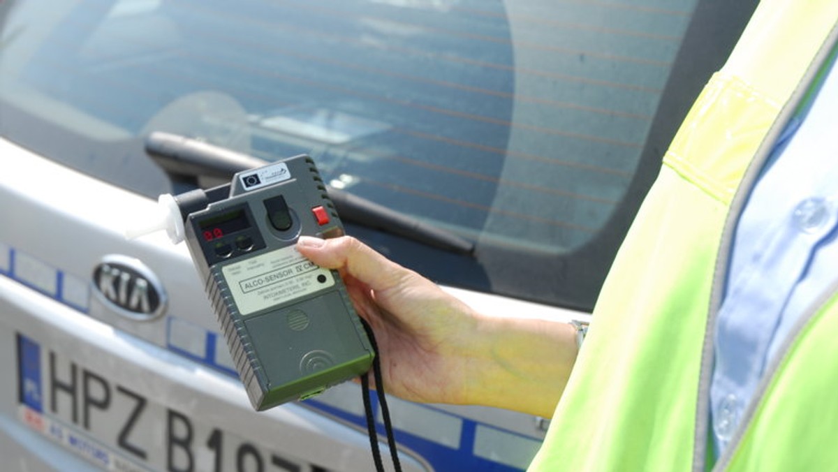 Pijany kierowca. Wjechał w auto policjanta. Sprawca nie miał prawa jazdy