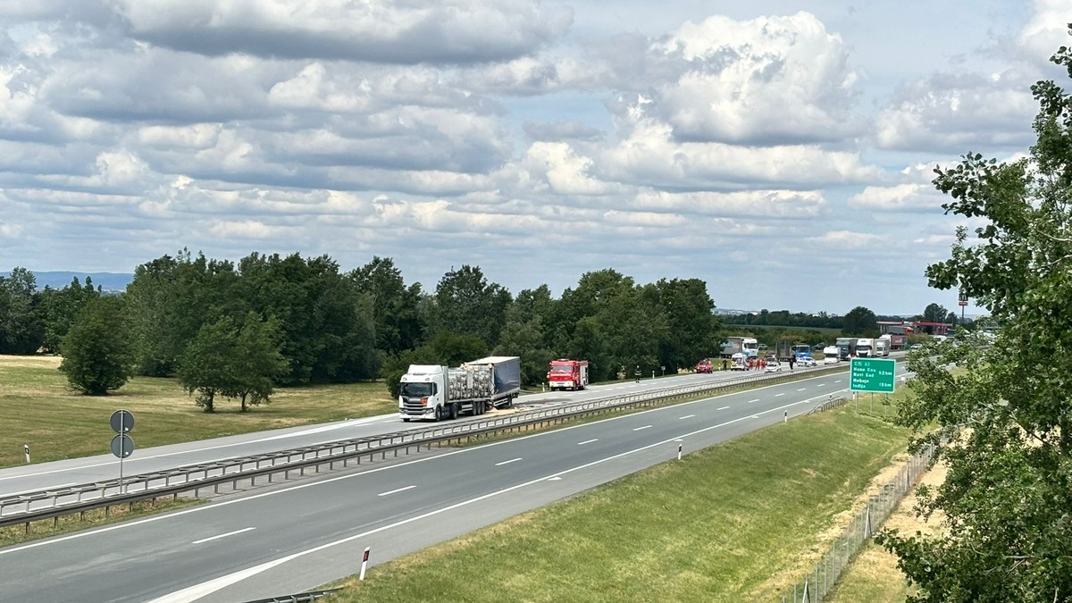 Curi gas iz transporta na autoputu Inđija Stara Paziva