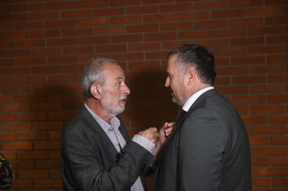 Mika Aleksić ispred sudnice razgovara sa advokatom Zoranom Jakovljevićem