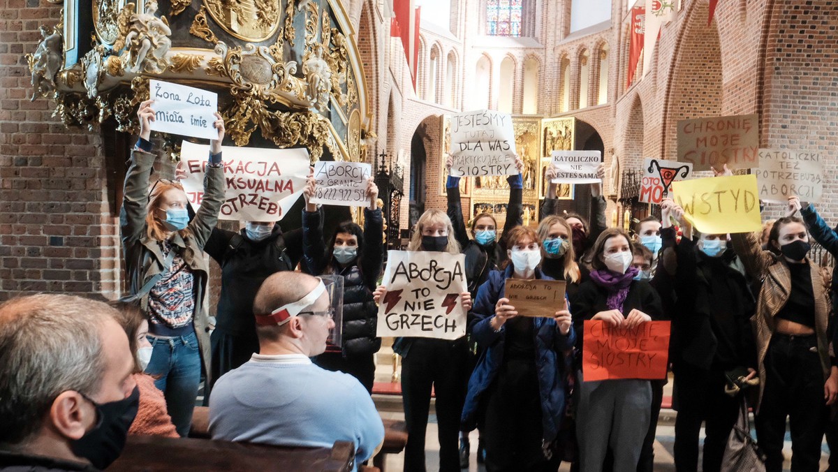 25.10.2020 Poznań, Katedra. Zakłócenie mszy św. przez Strajk Kobiet. Protest przeciwko wyrokowi Trybunału Konstytucyjnego, ograniczającego dostęp do aborcji w Polsce. Fot. Piotr Skórnicki / Agencja Wyborcza.pl