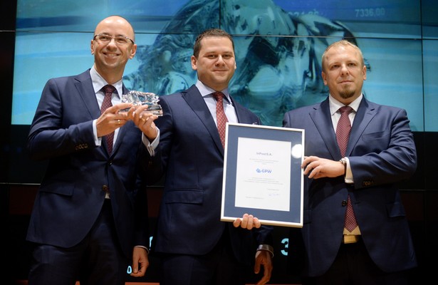 Prezes InPost Sebastian Anioł (P), wiceprezes Marcin Pulchny (C), członek zarządu Krystian Szostak (L) oraz prezes GPW Paweł Tamborski (P), podczas debiutu spółki na Rynku Głównym warszawskiej Giełdy Papierów Wartościowych, 13 bm. (mr) PAP/Bartłomiej Zborowski