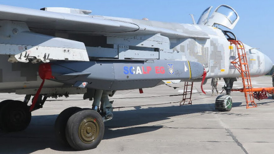 Ukraiński samolot Su-24M z podwieszonym pociskiem manewrującym SCALP-EG