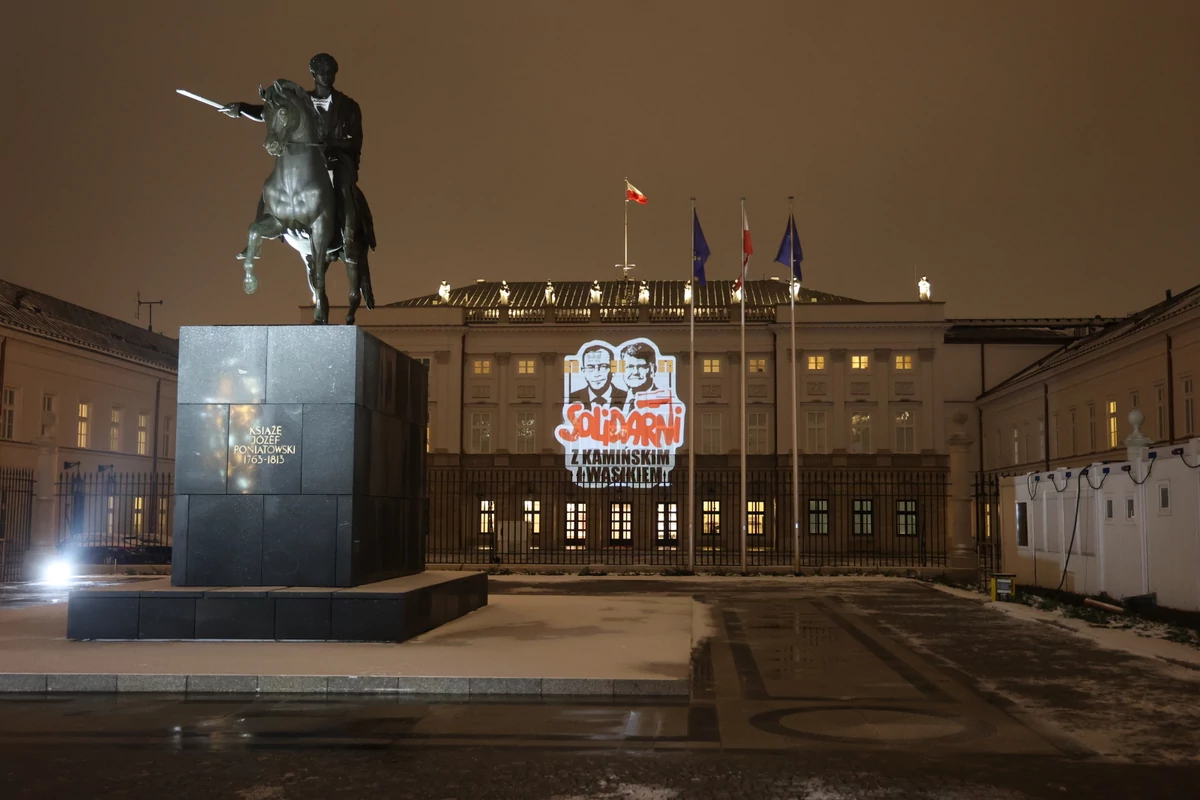  Kamiński i Wąsik na fasadzie Pałacu Prezydenckiego. Solidarni