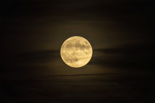 Ziemia będzie miała dwa księżyce. Co się dzieje na niebie?