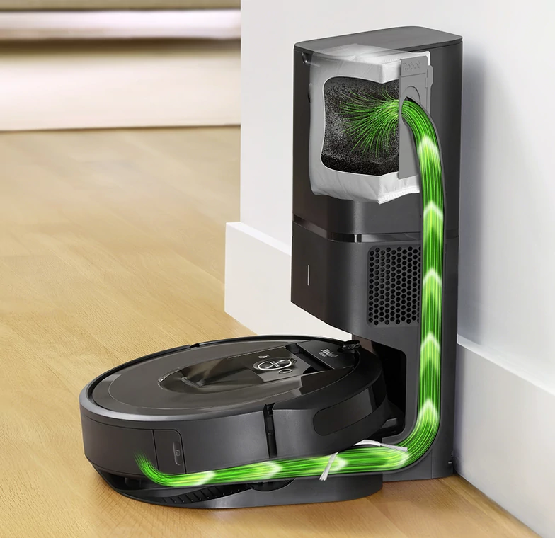 Roomby s9+, i7+ i i3+ dostarczane są z dedykowaną stacją ładująco-czyszczącą. Po sprzątaniu Roomba wjeżdża do stacji, załącza się wówczas silny dodatkowy odkurzacz, który z pojemnika robota wyciąga zanieczyszczenia do wymienialnego worka. Pojemność worka w stacji odsysania wystarcza na przynajmniej trzydziestokrotne oczyszczenie robota. Dzięki temu Roomba jest w pełni samodzielna, a nasza interakcja wymagana jest co najwyżej raz w miesiącu