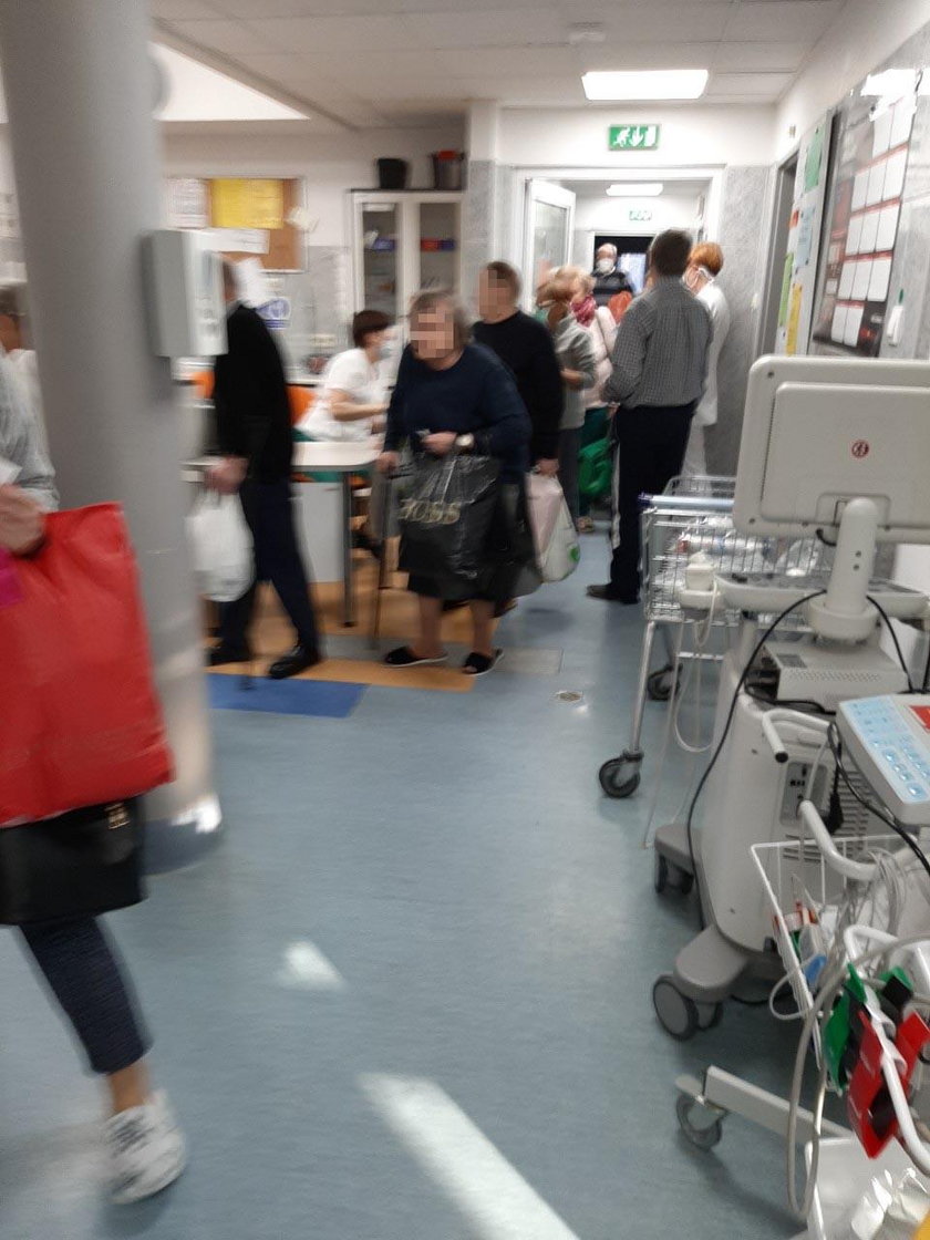 Tłumy w Szpitalu Bielańskim. "Pacjenci są narażani na wielkie niebezpieczeństwo"