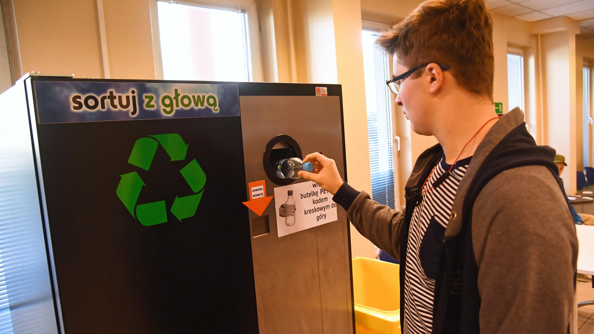 W budynku Urzędu Miasta Krakowa stanął pierwszy w Polsce automat, który za plastikowe butelki wydaje gotówkę - 10 lub 20 groszy losowo.