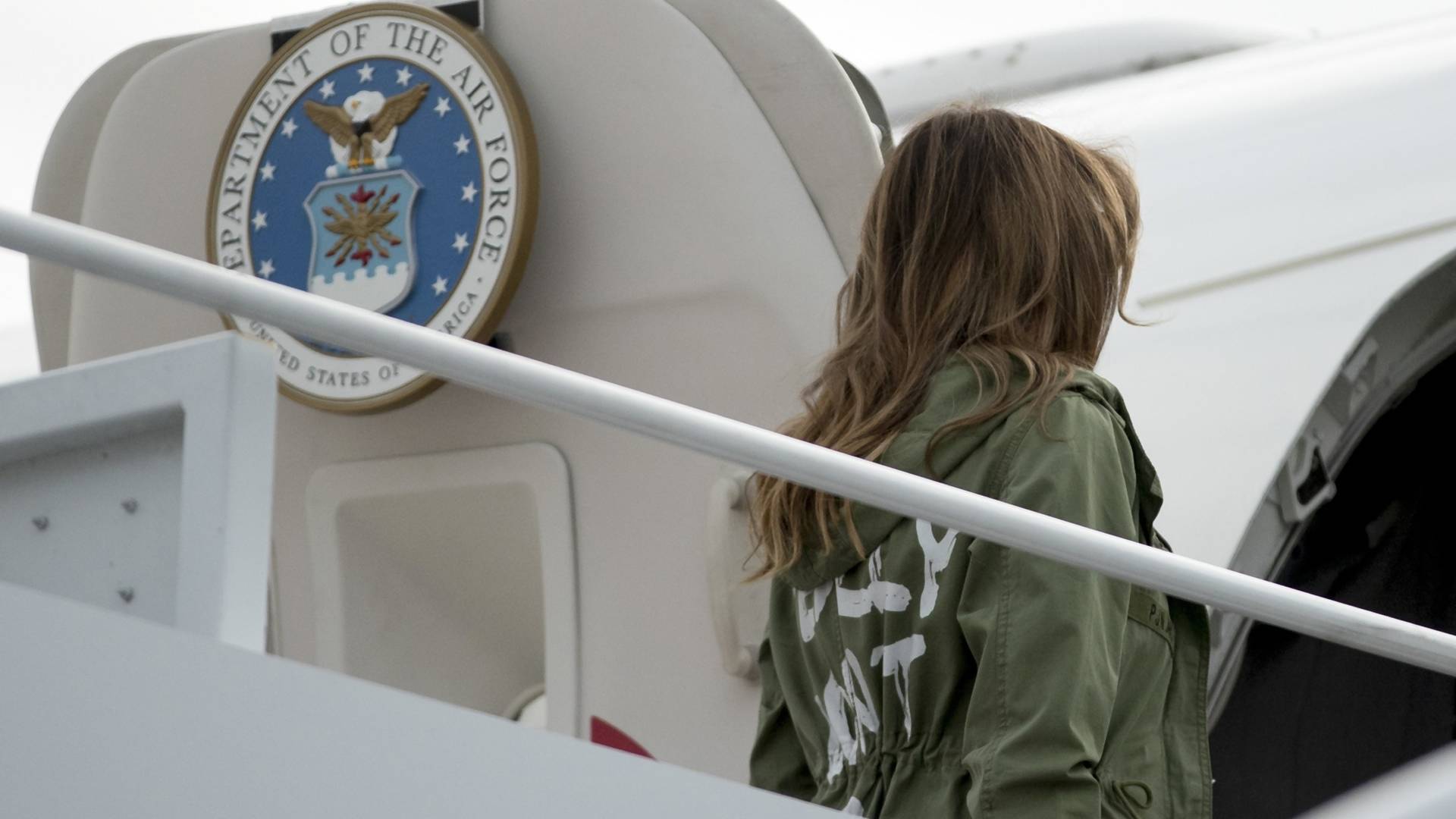 Na spotkanie z dziećmi imigrantów założyła kurtkę z napisem "I really don't care". Melania Trump w ogniu krytyki