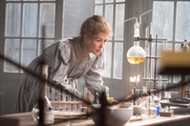 Rosamund Pike jako Maria Skłodowska--Curie w filmie „Skłodowska („Radioactive)(2019)