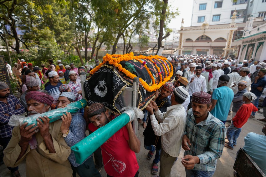 Žrtve rušenja mosta u Morbiju u Gudžaratu, Indija