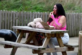 Bila je slavna, plaćali su joj ASTRONOMSKE CIFRE za glamurozna snimanja, a onda je postala BESKUĆNICA ZAVISNA OD KOBASICA