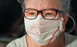 Przez maseczkę parują Ci okulary? Jest na to sposób