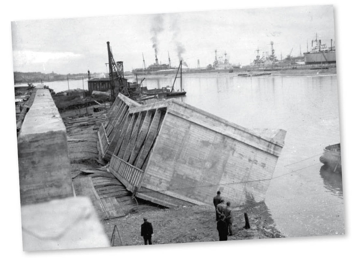 Zatapianie betonowych kesonów podczas budowy portu w Gdyni, lata 30.